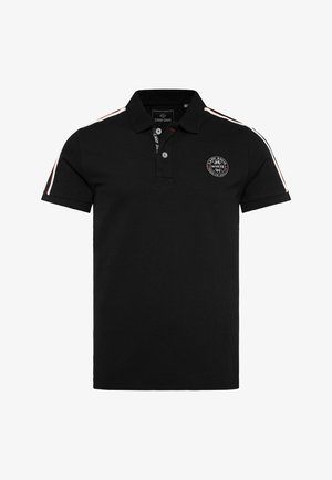 Czarna koszulka polo o dopasowanym kroju, z krótkimi rękawami, dwoma guzikami na plisce i wyszywanym okrągłym logo. Posiada białe i czerwone paski po bokach.