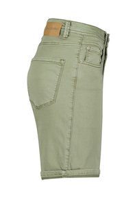 Grønne denimshorts med opslået kant, patch på bagsiden og to baglommer med synlige stikninger. Blødt, tekstureret stof.