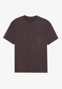 Mørkegrå t-shirt lavet af tekstureret stof, med rund hals og korte ærmer, med grøn grafisk tekst og blomsteraccenter på fronten.