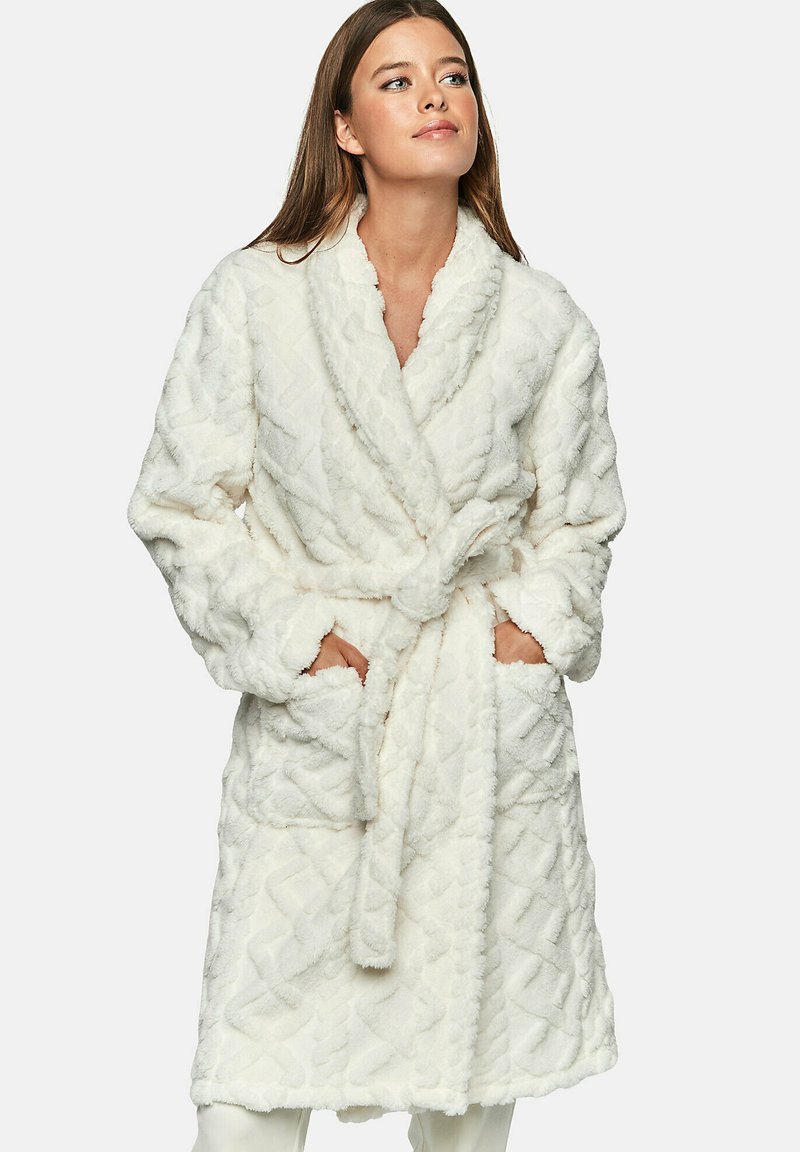 Witte, zachte badjas met een diamantpatroon, lange mouwen en een ceintuur in de taille. Voorzien van twee voorzakken en een zachte, gestructureerde oppervlakte.