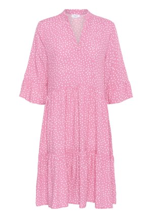 Vestido corto rosa con escote en V y mangas cortas con volantes, que presenta un patrón de lunares blancos y una falda de capas. Fabricado en tejido ligero.