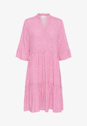 Kurzes pinkes Kleid mit V-Ausschnitt und kurzen Rüschenärmeln, das mit einem weißen Punktmuster und einem gestuften Rock versehen ist. Hergestellt aus leichtem Stoff.