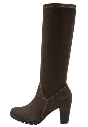 Botte haute en daim marron foncé avec talon bloc, couture contrastée et semelle rainurée pour l'adhérence.