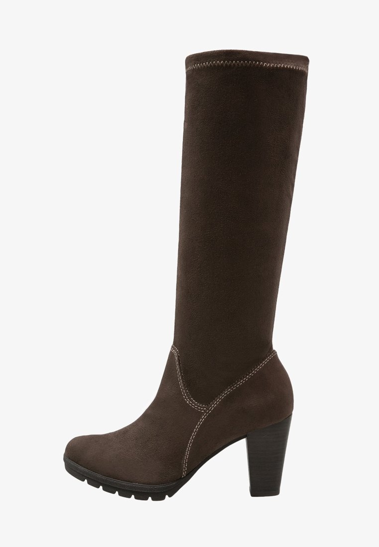 Botte haute en daim marron foncé avec talon bloc, couture contrastée et semelle rainurée pour l'adhérence.