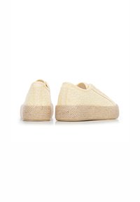 Gelbe Segeltuch-Sneaker mit einem strukturierten Obermaterial und einer geflochtenen Jute-Mittelsohle. Das Design verfügt über eine abgerundete Zehenpartie und eine Schnürung.