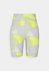 Högmidjade cykelbyxor med ett pastellfärgat abstrakt mönster i gult, lila och grönt, med en liten Nike-logga på vänster ben.