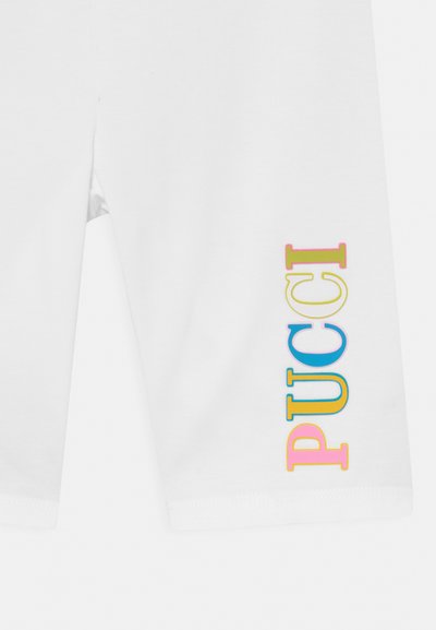 Calções de algodão brancos com letras multicoloridas "PUCCI" na perna esquerda. Textura suave, design ajustado e bainhas cosidas.