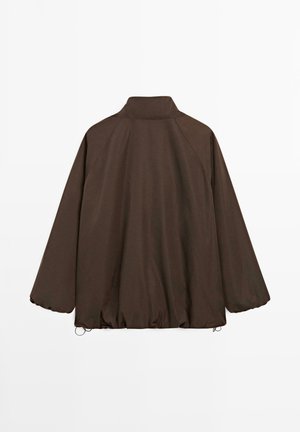 Løs, mørkebrun jakke med høj krave, lange ærmer og snøre i kant, vist bagfra på hvid baggrund.