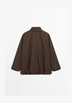 Løs, mørkebrun jakke med høj krave, lange ærmer og snøre i kant, vist bagfra på hvid baggrund.