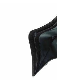Cartera de cuero negro con múltiples compartimentos, textura suave, diseño plegado y forro interior en contraste.