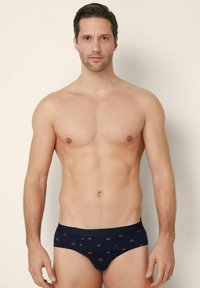 Boxers en bleu marine pour hommes avec un motif cerise, fabriqués en tissu doux. Comportent une ceinture confortable et un design ajusté pour un bon soutien.