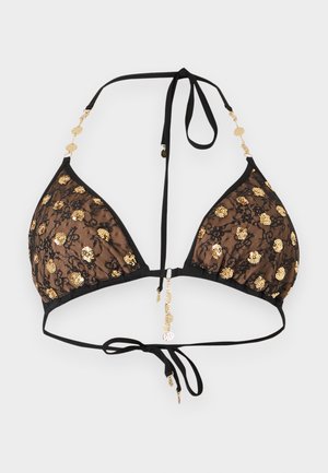 Čierny halter bikiny top so zlatým flitrovým kvetinovým vzorom, čipkovaným prebalom a zlatými diskovými akcentmi na ramienkach a viazačkách na bielom pozadí.