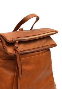 Zaino in pelle marrone con manico superiore, pattina pieghevole e due tasche con zip. Texture liscia e design minimalista.