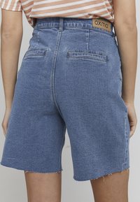 Oxmo OXFREYA REGULAR FIT - Farmer rövidnadrágok - mid blue denim