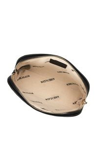 Pochette in pelle nera con chiusura a cerniera. L'interno presenta una fodera in tessuto chiaro stampata con "WITTCHEN" in nero. Texture liscia.