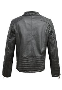 Giacca di pelle nera con dettagli trapuntati sulle spalle, nella parte bassa della schiena e sulle maniche, mostrata di spalle con cerniere sui polsini.