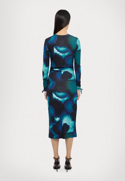 Robe à manches longues en tissu extensible présentant un motif aquatique bleu foncé et turquoise. Elle a une silhouette ajustée et des détails à cordon.