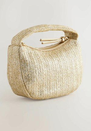 Gul vævet håndtaske med et buet håndtag og lynlås, der har en skinnende, tekstureret overflade mod en lys baggrund.