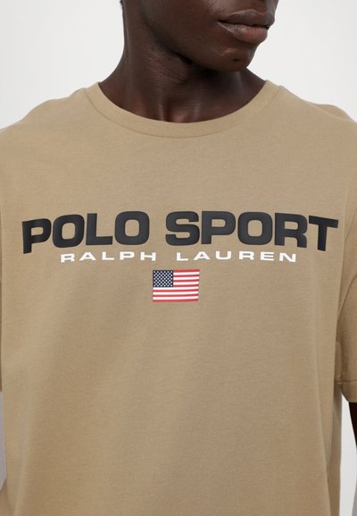 Polo Ralph Lauren SHORT SLEEVE - Marškinėliai su spaudiniu - desert khaki/black