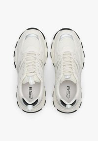 Białe sportowe sneakersy z siateczkowym i skórzanym wierzchem, czarną gumową podeszwą, płaskimi sznurówkami oraz markową wkładką z napisem "ES8."