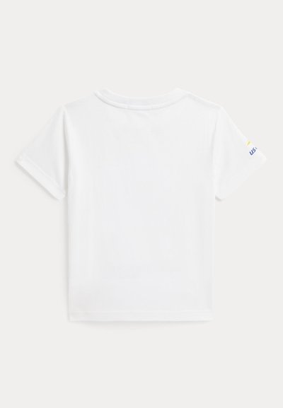 Απλό λευκό κοντομάνικο T-shirt με στρογγυλή λαιμόκοψη, εμφανιζόμενο από πίσω χωρίς ορατά σχέδια ή σήματα εκτός από ένα μικρό λογότυπο στο δεξί μανίκι.