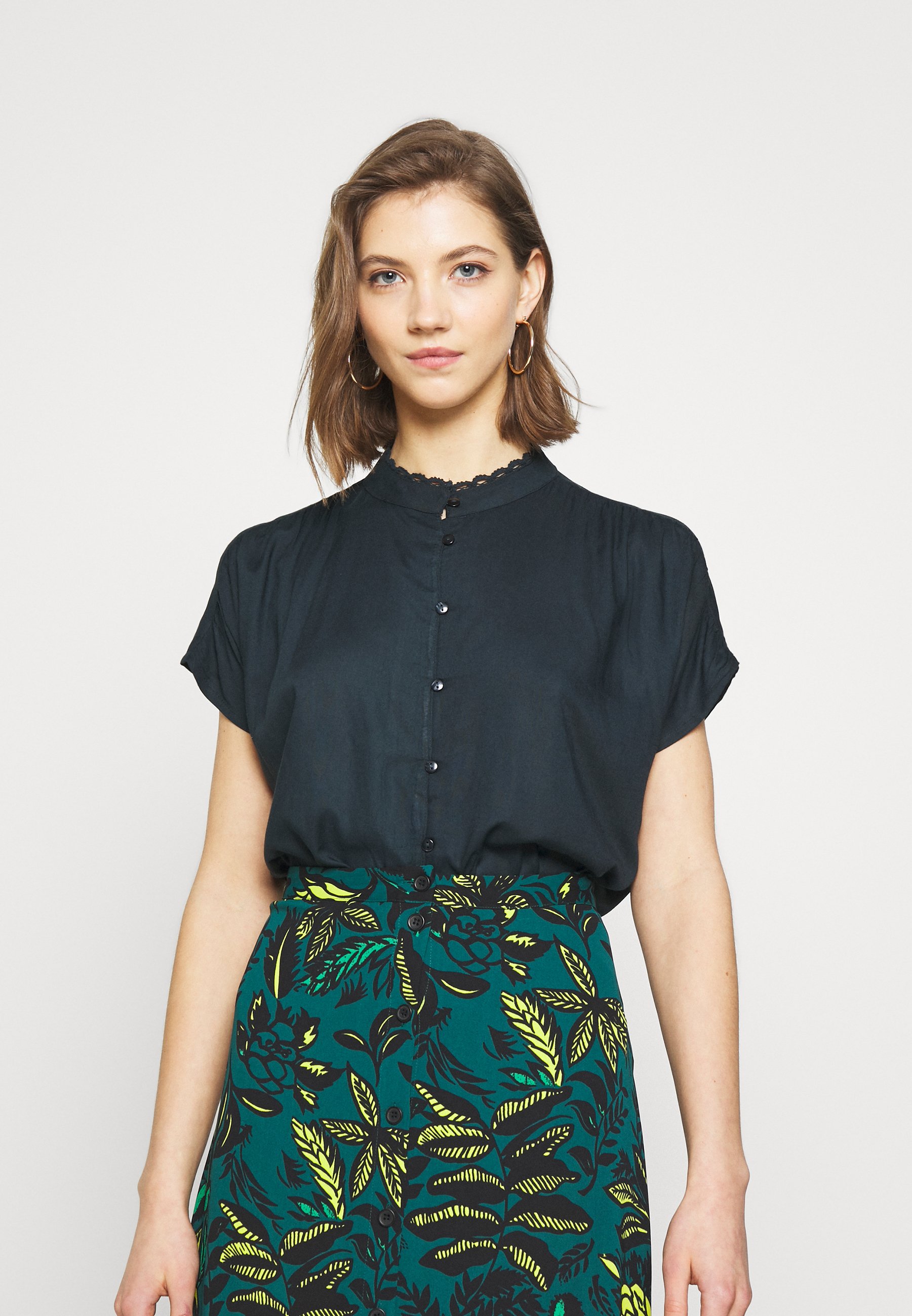 Svarte YAS Salg | Dame | Bluser | Nye tilbud hos Zalando Y.A.S YASRITA LS TOP - SHOW