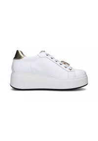 Sneakers platform bianchi con tomaia in pelle liscia, dettagli dorati sul tallone e decorazioni in pizzo.