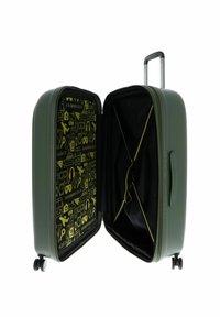 Valigia rigida verde oliva con quattro ruote, manico estensibile e interno aperto che mostra un rivestimento in tessuto nero e motivi a tema viaggio gialli.