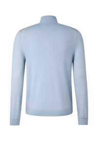 Lichtblauwe pullover met lange mouwen en opstaande kraag, gladde textuur, geribbelde boorden en zoom, met een eenvoudig, naadloos ontwerp aan de achterkant.