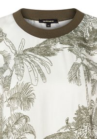 Weißes T-Shirt mit olivgrünem Rundhalsausschnitt, das detaillierte Designs von Palmen und Leoparden auf der Vorderseite zeigt. Glatte Textur, leichtes Material.