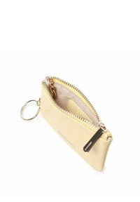 Porte-monnaie en simili cuir jaune avec un motif crocodile texturé, fermeture éclair, quincaillerie dorée et attache pour porte-clés. L'intérieur est doublé de tissu.