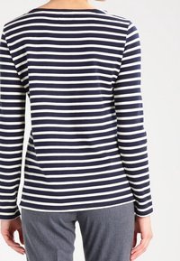 Pruhovaný top s dlouhým rukávem s námořnickými a bílými vodorovnými pruhy, kulatým výstřihem a měkkou bavlněnou směsí.