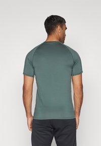 Nike Performance SLIM TOP - T-Shirt sport - vintage green/black