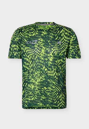 T-shirt de sport homme à manches courtes avec un motif damier tourbillonnant vert fluo et bleu foncé et de petits logos blancs sur la poitrine.