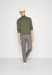 Selected Homme SLHBERG ROLL NECK NOOS - Džemperis - ivy green melange