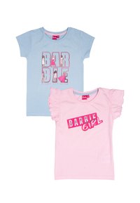 Due t-shirt: una azzurra con grafica "BARBIE" e una rosa con testo "BARBIE GIRL", con maniche corte e tessuto di cotone morbido.