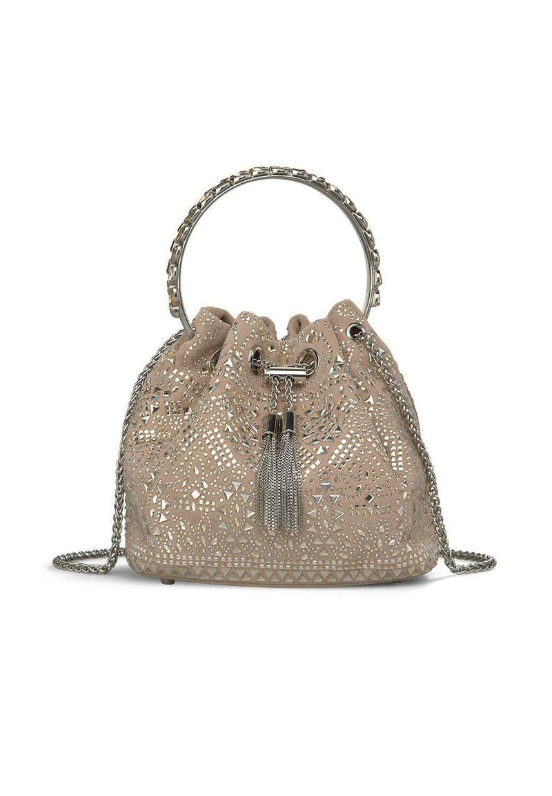 Borsa a secchiello beige con design perforato, metalleria in tonalità metallica, manico a catena e un accento con nappina. Texture morbida con chiusura a coulisse.