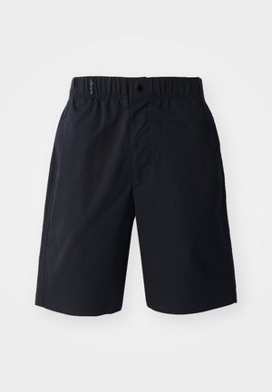 Shorts noirs en tissu léger, dotés d'un devant plat, d'une ceinture élastique et de poches latérales. Design simple sans motifs.