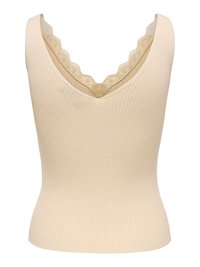 Haut beige sans manches en maille côtelée avec un profond décolleté en V et une bordure en dentelle festonnée le long du décolleté et des épaules.