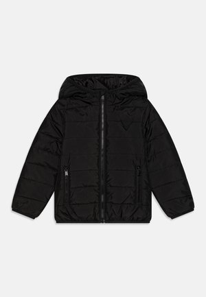 Schwarze Daunenjacke mit Kapuze, mit horizontalen Nähten, zwei seitlichen Reißverschlusstaschen und einem Logo auf der linken Brust. Glatte, glänzende Textur.