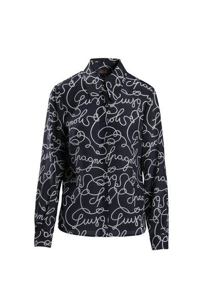 Koszula z długim rękawem w granatowym kolorze z białym abstrakcyjnym wzorem pisma. Zapięcie na guziki, kołnierzyk i mankiety; lekka, gładka tekstura.