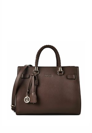 Bolso de mano de cuero marrón oscuro con asas trenzadas, correa de hombro ajustable y un colgante con un logo metálico.
