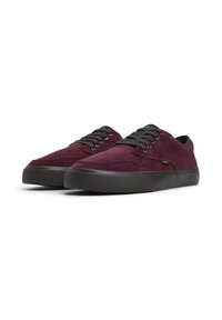 Bordeauxfarbene Wildledersneaker mit schwarzen Schnürsenkeln, abgerundetem Zehenbereich und strukturiertem schwarzen Gummisohle. Minimalistisches Design mit subtilen Branding-Details.