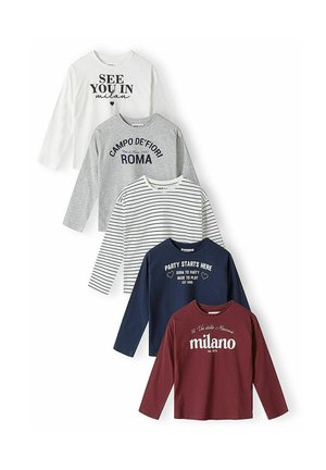 Cinq chemises à manches longues en blanc, gris, rayé, marine et bordeaux, chacune avec des textes et des motifs imprimés différents sur le devant.