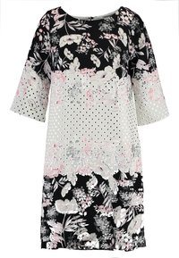 Šaty s květinovým vzorem v černé, bílé a růžové barvě. Mají krátké rukávy, kulatý výstřih a puntíkované akcenty v dolní části.