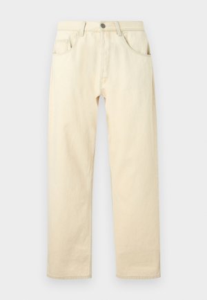 Pantalones beige de pierna recta con trabillas para cinturón, cierre de botón y cremallera, y bolsillos delanteros y traseros sobre un fondo liso.