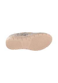Suela de zapatilla beige con superficie de goma texturizada, con patrones de olas y detalles de marca. Diseño ligero y flexible para mayor comodidad.