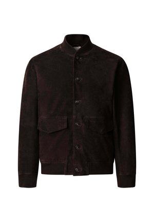 Chaqueta bomber de ante marrón oscuro con cierre de botones, cuello, puños y bajo acanalados, y dos bolsillos delanteros con solapa.