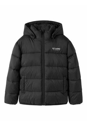 Veste noire matelassée à capuche avec fermeture éclair à l'avant, deux poches latérales et logo blanc "Studio Outdoors" sur la poitrine.