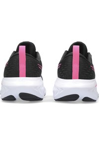 Czarne buty sportowe z różowymi akcentami, z teksturowaną cholewką, uchwytem do zakładania oraz białą podeszwą z czarną gumową podeszwą zewnętrzną.